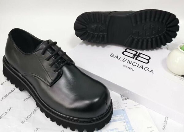 Chaussures en cuir noir Balenciaga