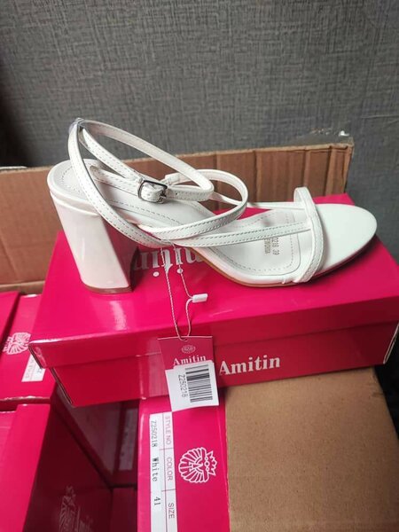 Sandales à talons blancs