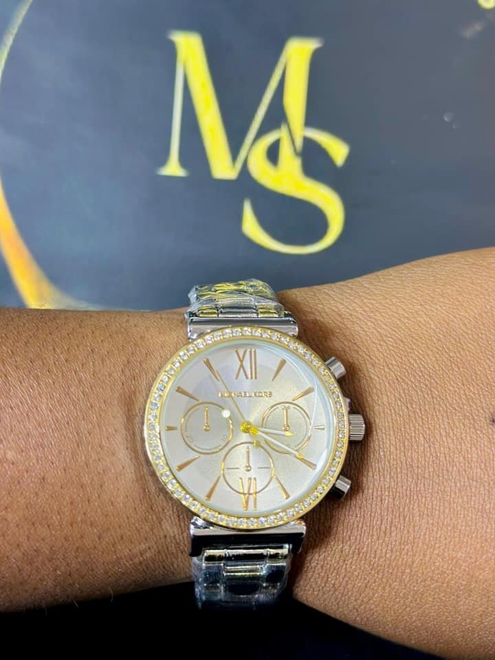 Women's wristwatch with metal bracelet