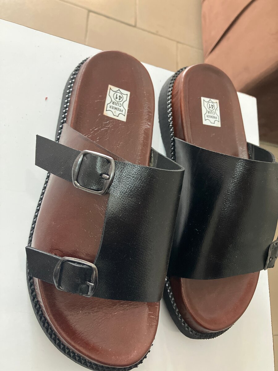 Sandales en cuir noir élégantes