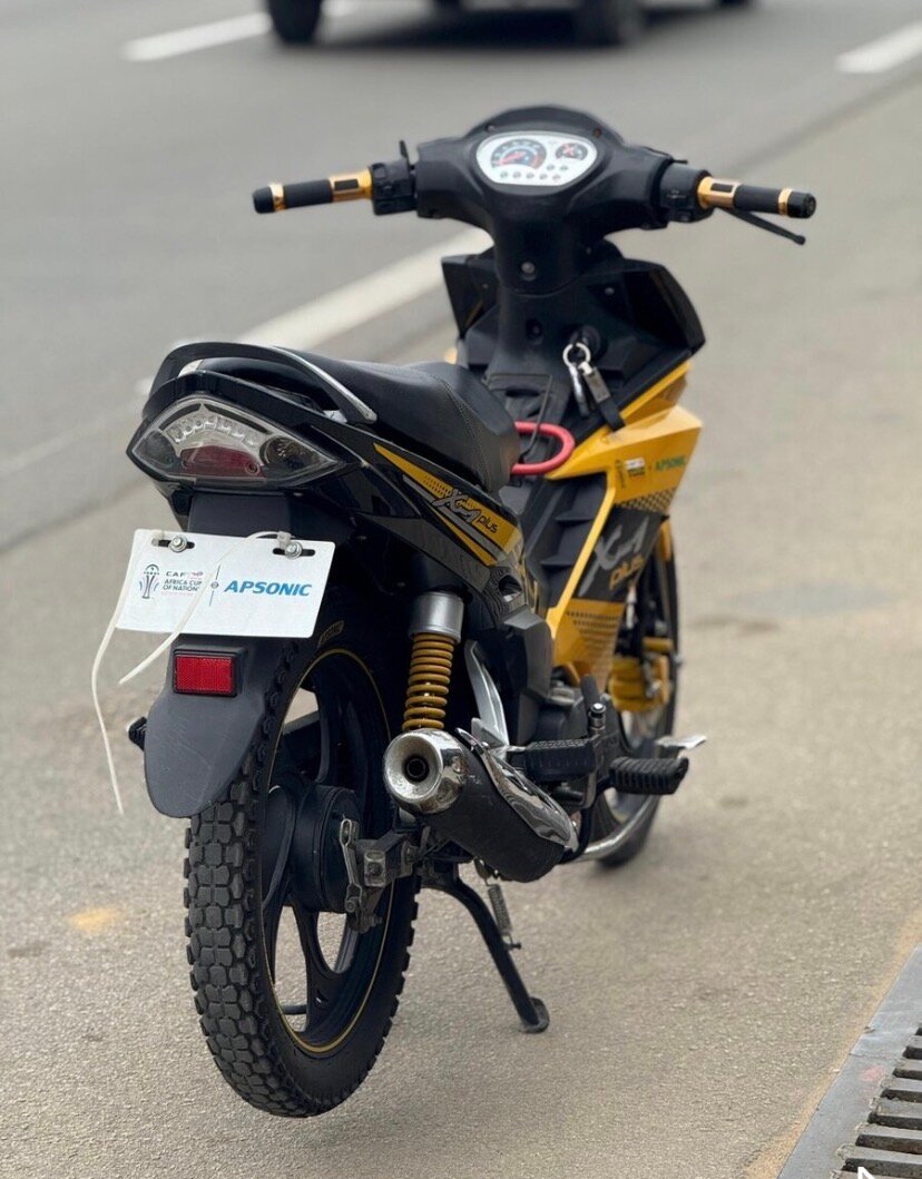 Moto sportive Apsonic jaune