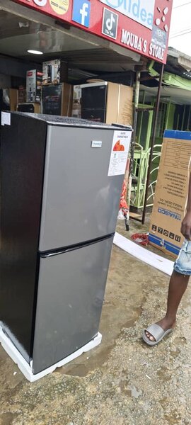 Réfrigérateur moderne à congélateur