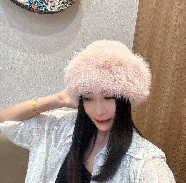 Chapeau en fourrure rose