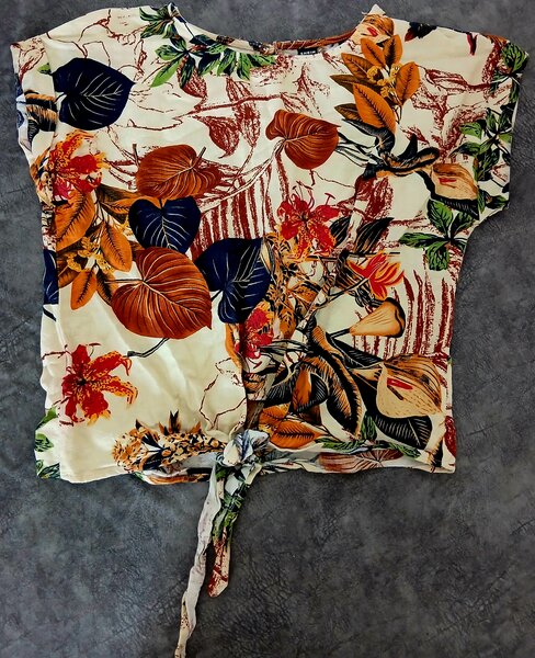 Blouse à motif floral vibrant