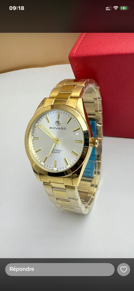 Montre dorée élégante Movado