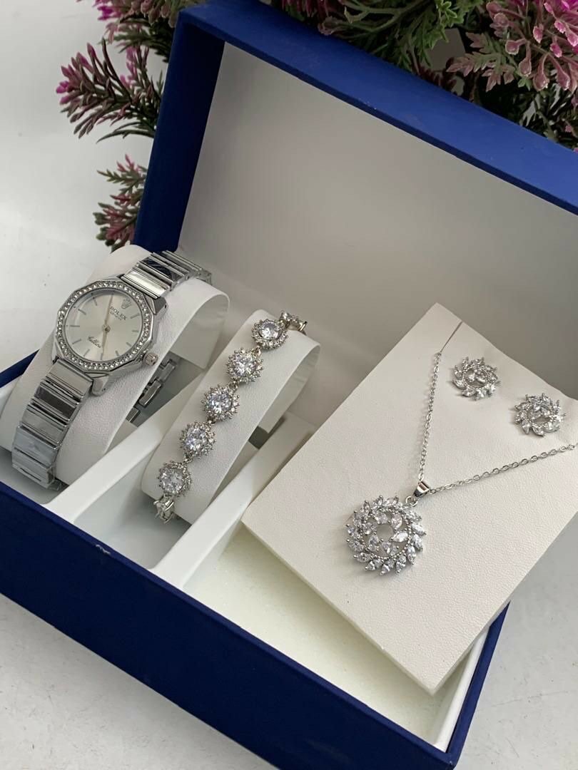 WATCH WITH BRACELET AND EARRINGS.