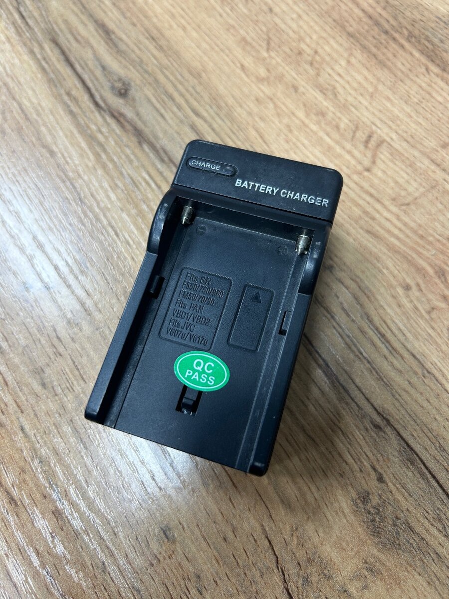 Зарядное устройство для аккумуляторов NP-F