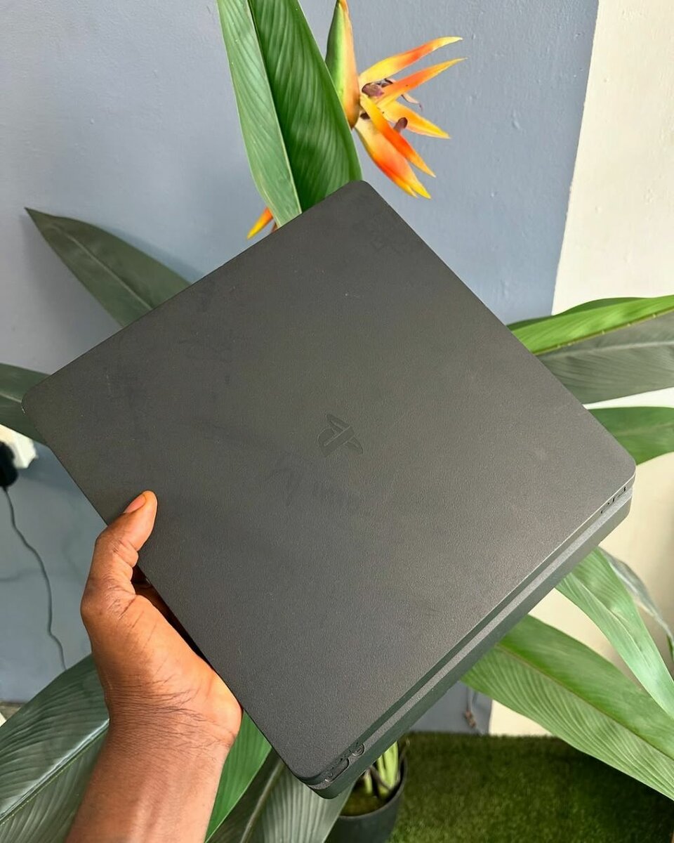 PS4 Slim 500GB/ Comes With 3 Offline Games