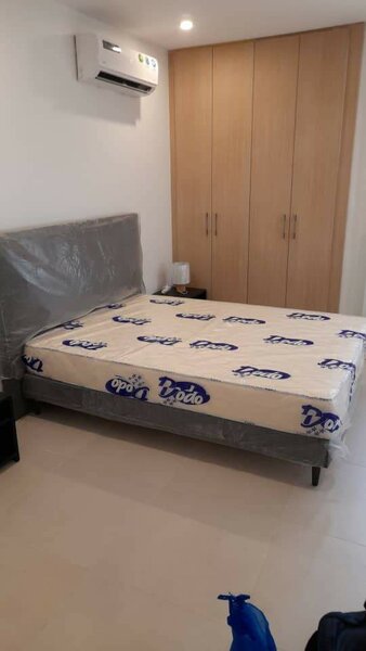 Lit double avec sommier intégré