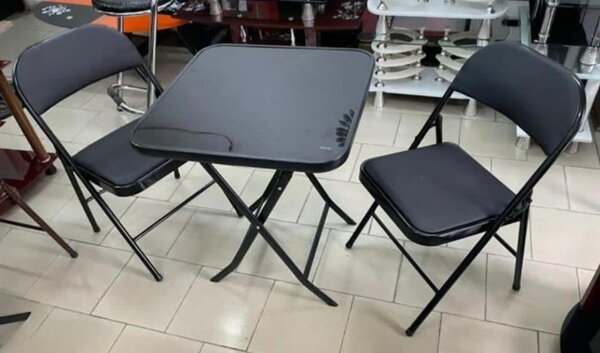 1 table vitrée et 2 chaise en mousse