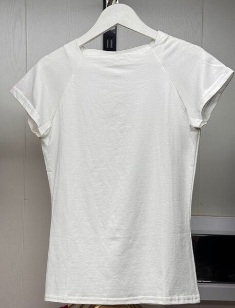 Приталенная белая футболка