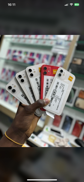 iPhone 12 simple casi neuf en colie