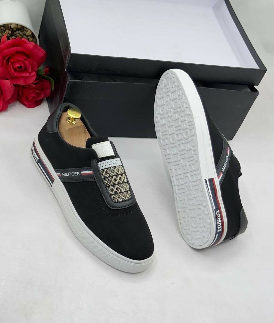 TOMMY HILFIGER BLACK AND WHITE