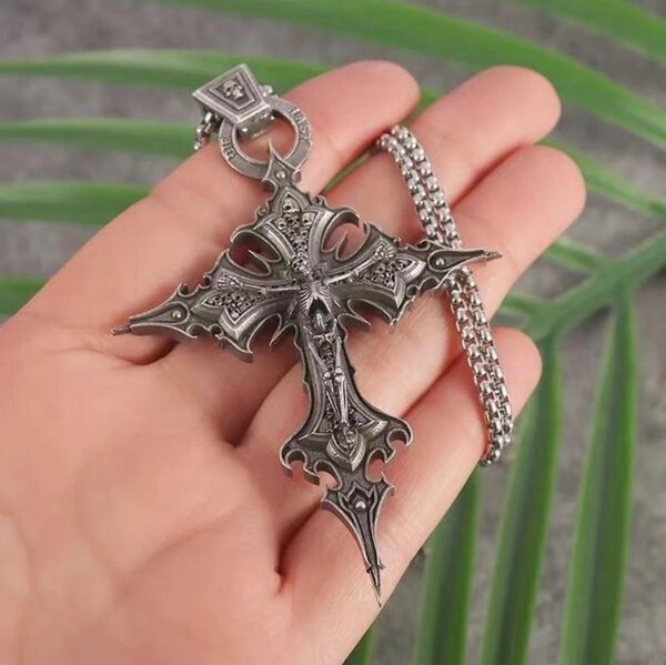 Collier Pendentif Croix Gothique