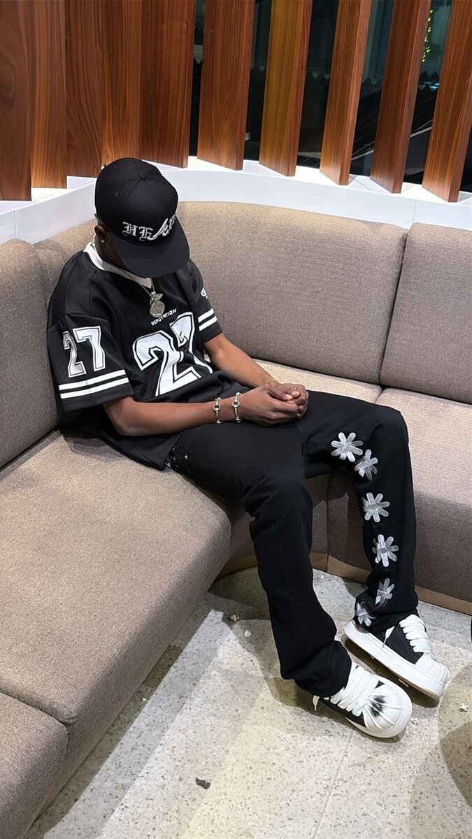 Jeans noirs à fleurs