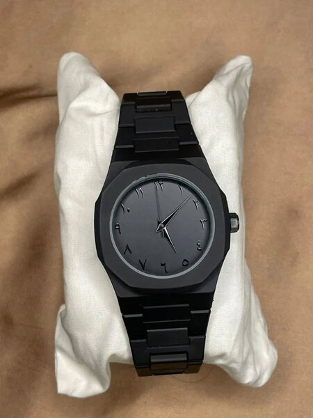 Montre noire minimaliste élégante