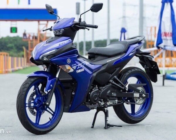 Moto sportive Yamaha bleue