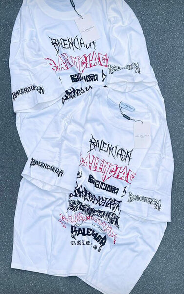 T-shirts avec logos stylisés