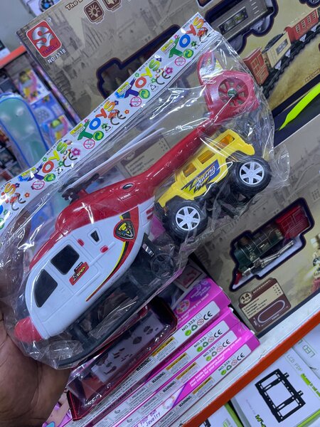 Ensemble hélicoptère et voiture jouets