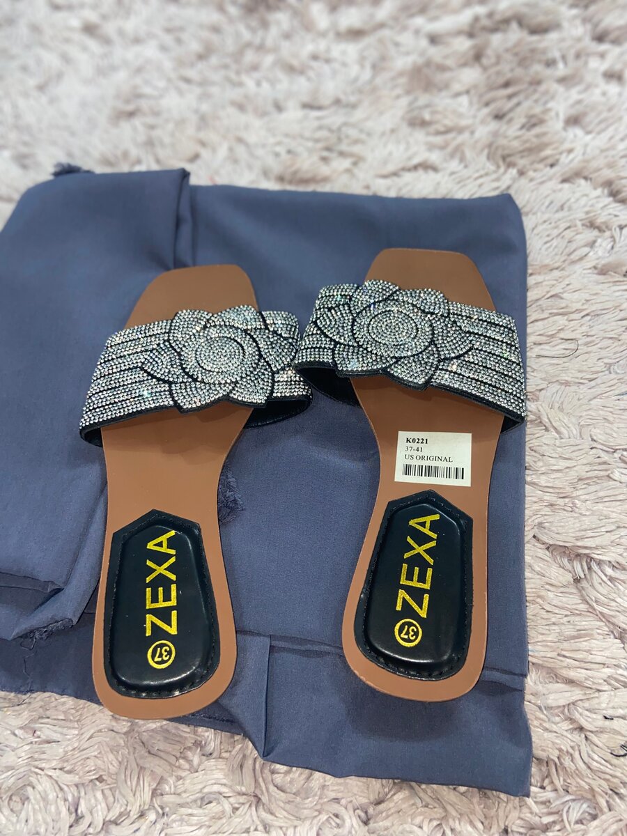 Sandales élégantes avec la jup