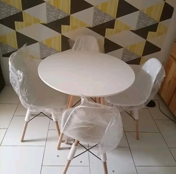 Table ronde avec chaises