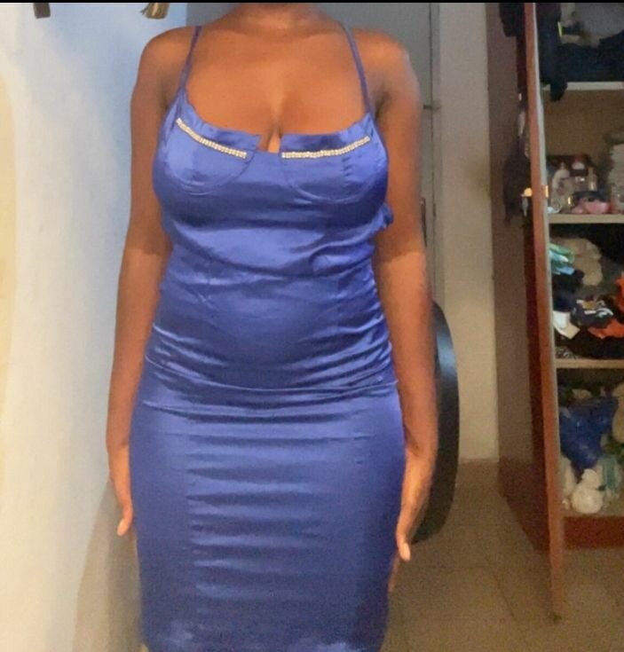 Robe satinée bleue élégante