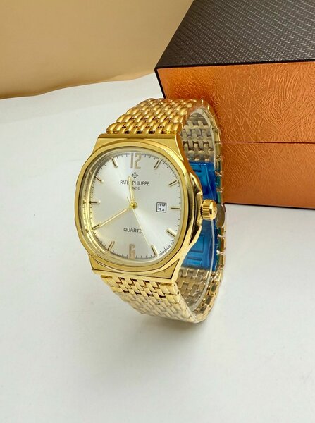 Montre Quartz Dorée Élégante