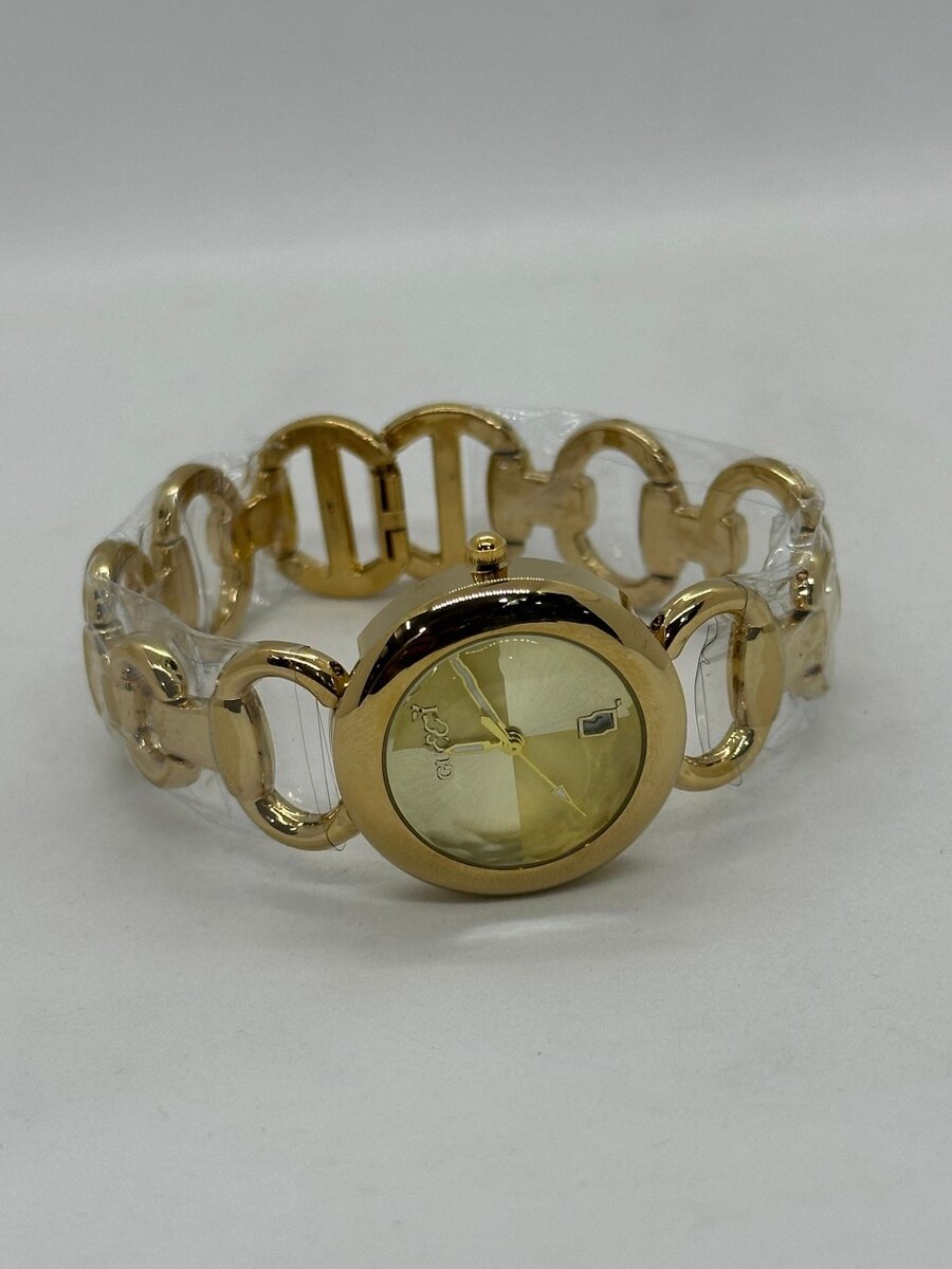 Montre femme élégante dorée