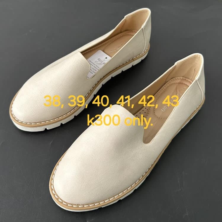Milky patent leather moccasins