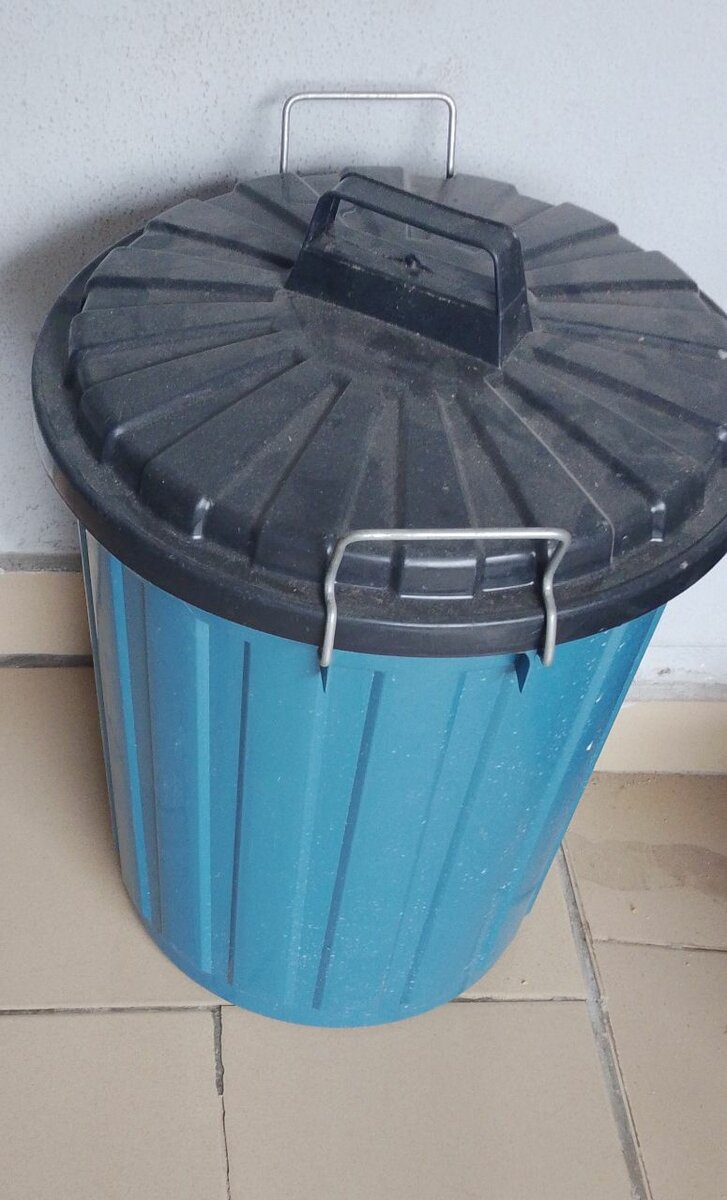 Poubelle à couvercle 27L