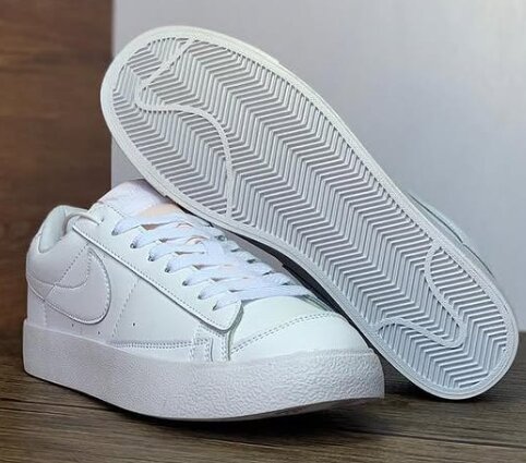 Nike sneakers white
