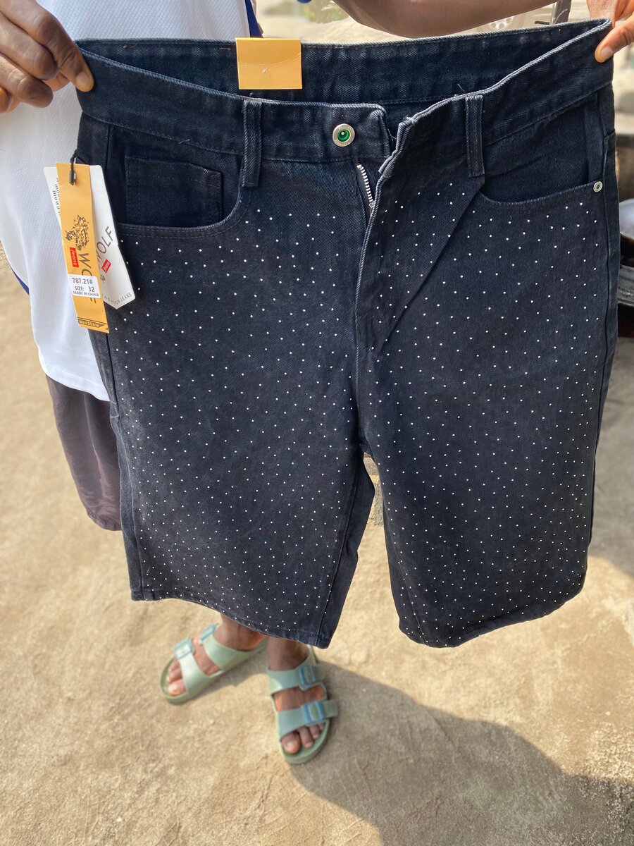 Shorts en jean noir à pois