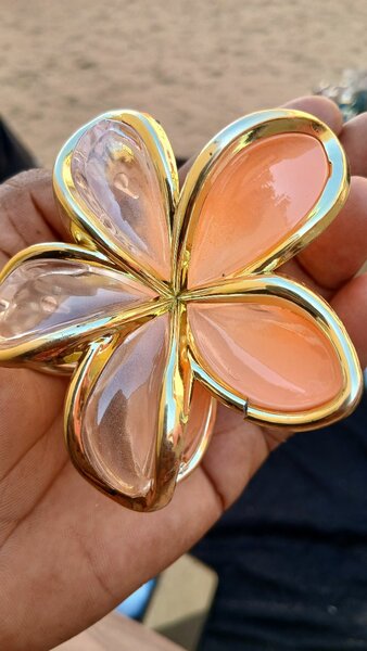 Broche fleur élégante émaillée