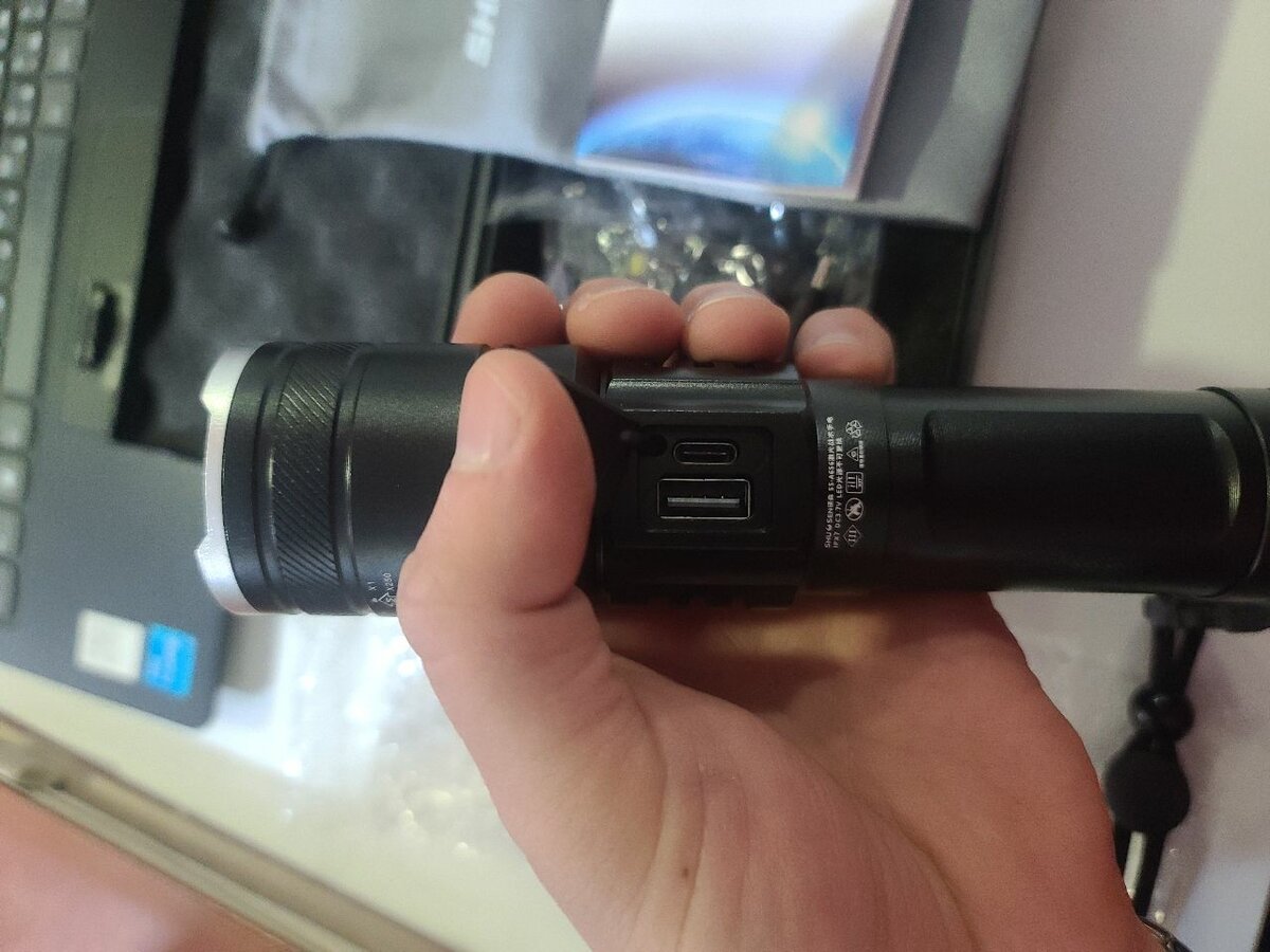 Очень мощный фонарь, дальность освещения 3000м, 2 батареи