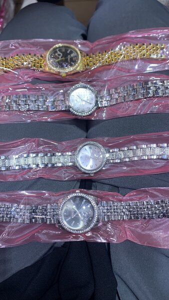 Montres élégantes en acier inoxydable