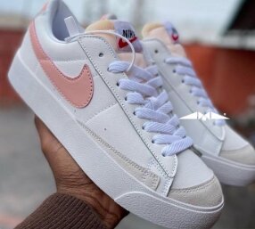 Nike sneakers white
