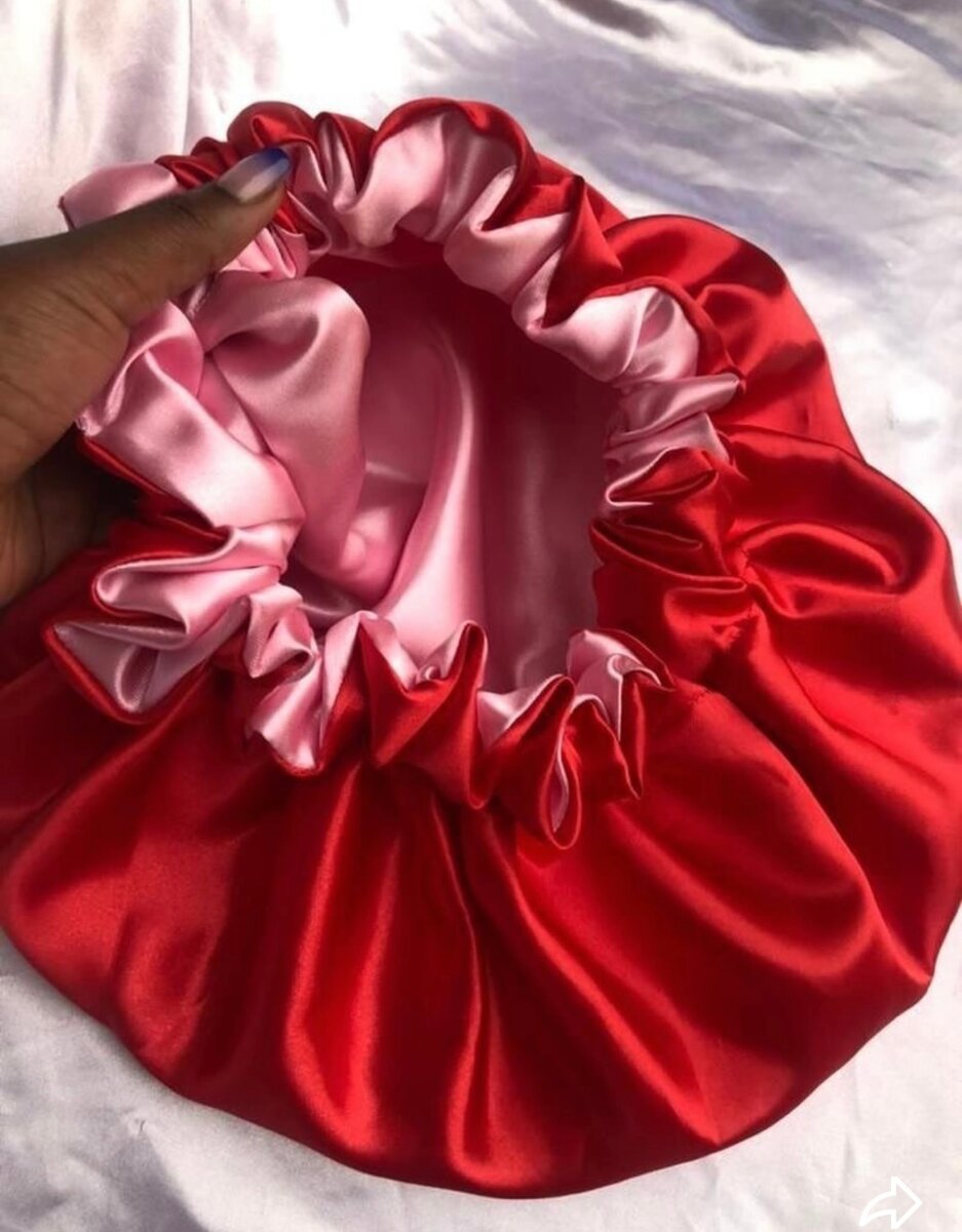 Bonnet en satin coloré