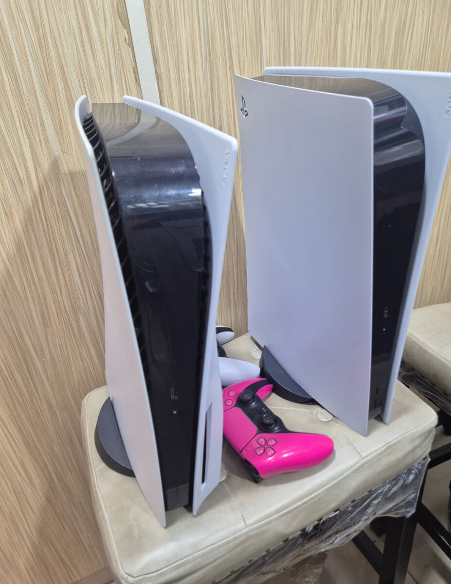 Console de jeu PS5 avec manettes