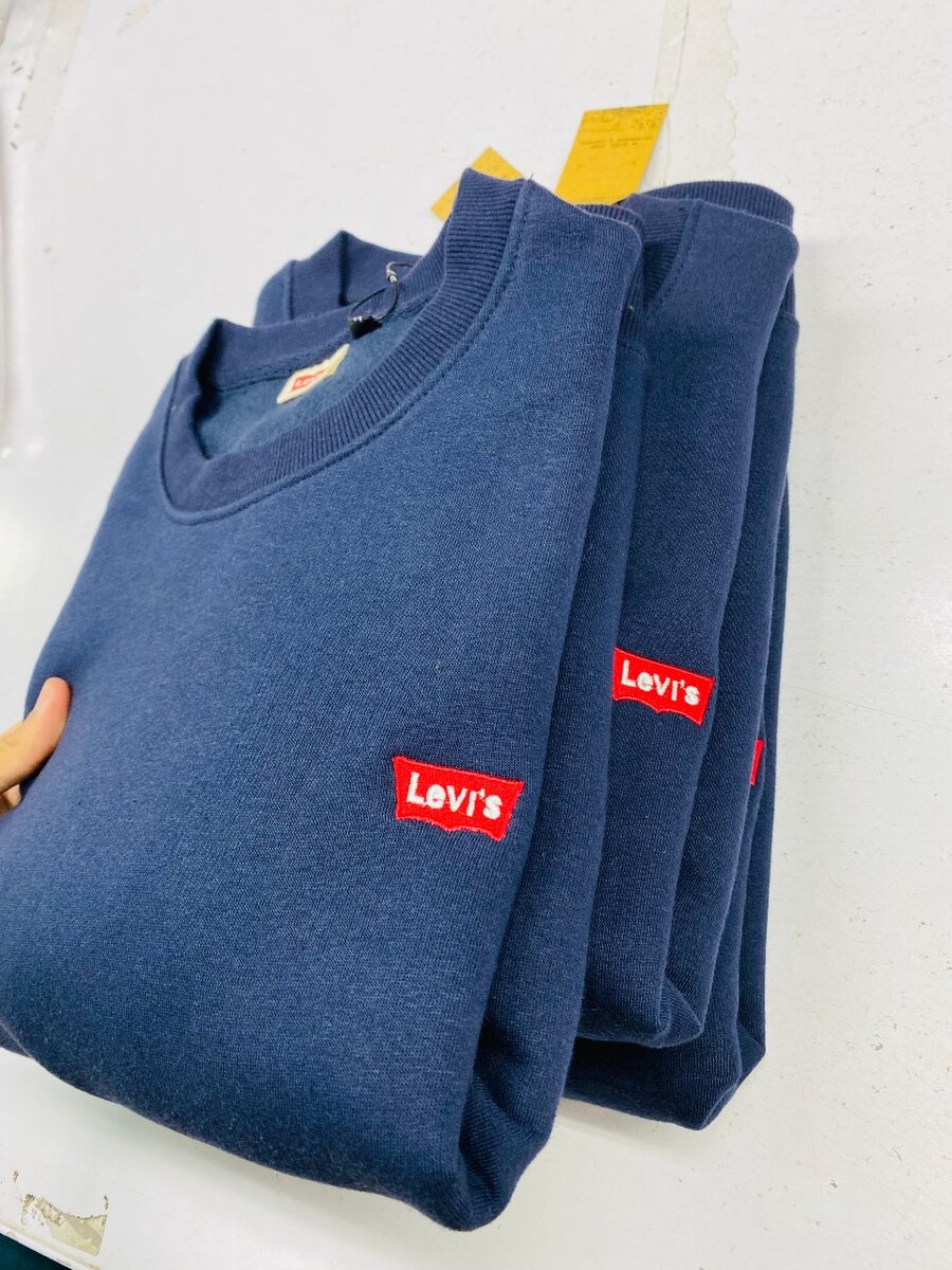Sweat shirts Levis , Lacoste, Nike