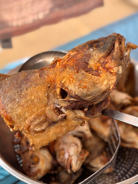 Plat de poisson frit savoureux