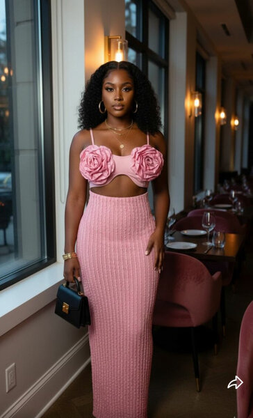 Robe élégante rose avec fleurs