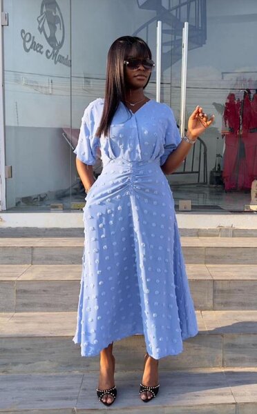 Robe élégante à pois pour femme