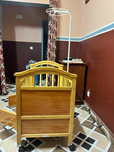 Lit bébé en bois avec roulettes