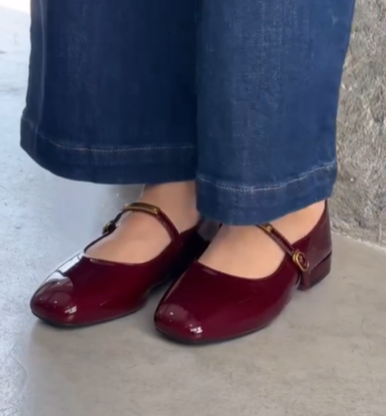 Туфли на невысоком каблуке бордовые