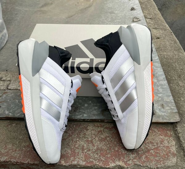 Baskets Adidas blanches et grises