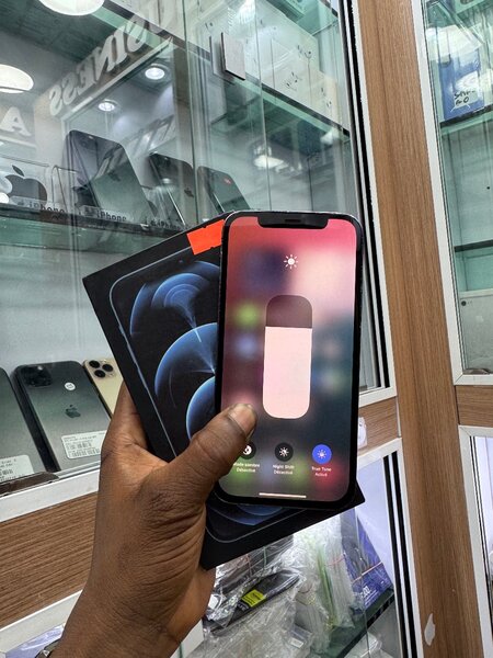 iPhone 12 Pro 128Giga avec carton disponible