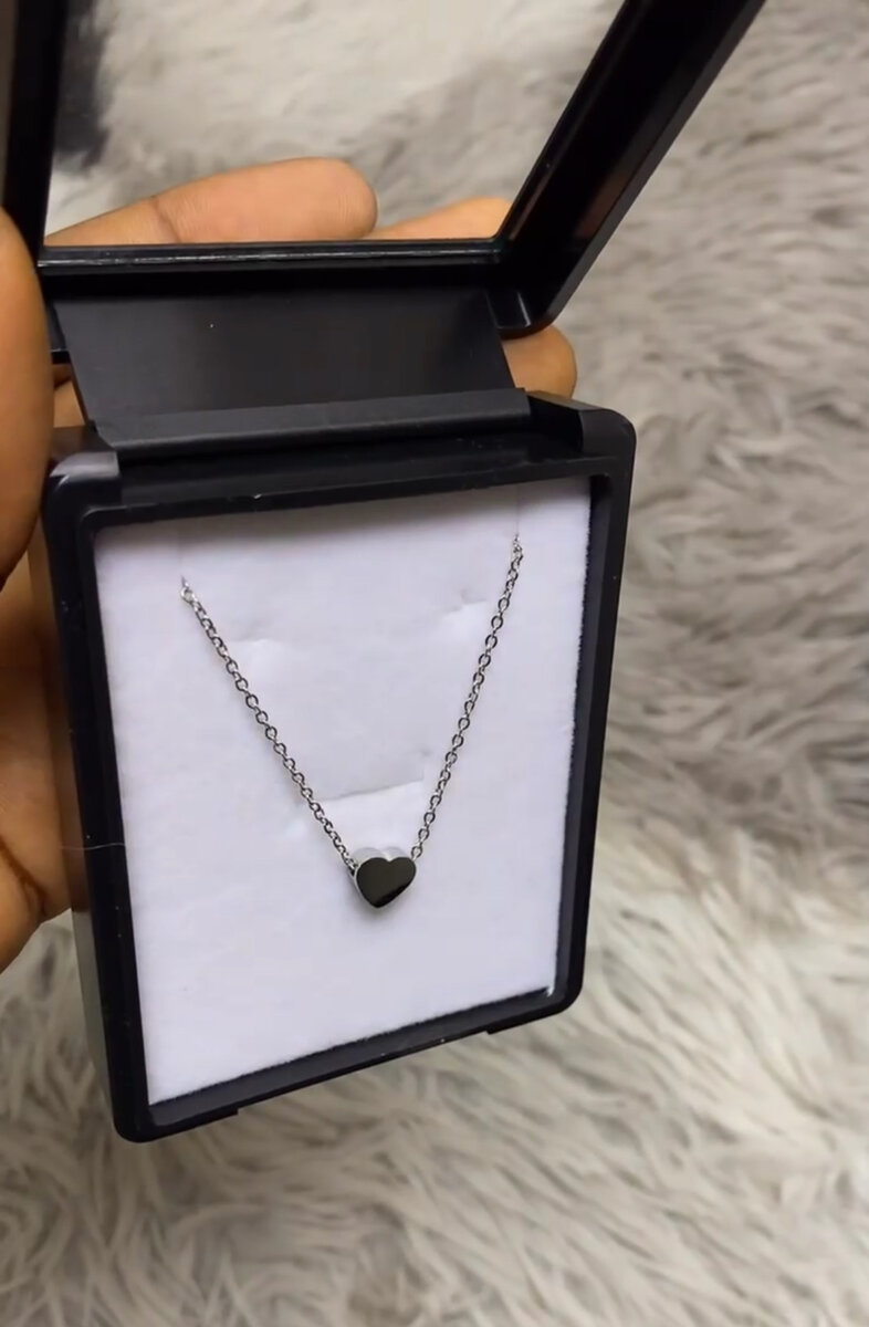 Collier cœur noir élégant