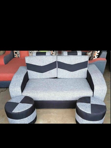 Ensemble canapé et poufs gris et noir