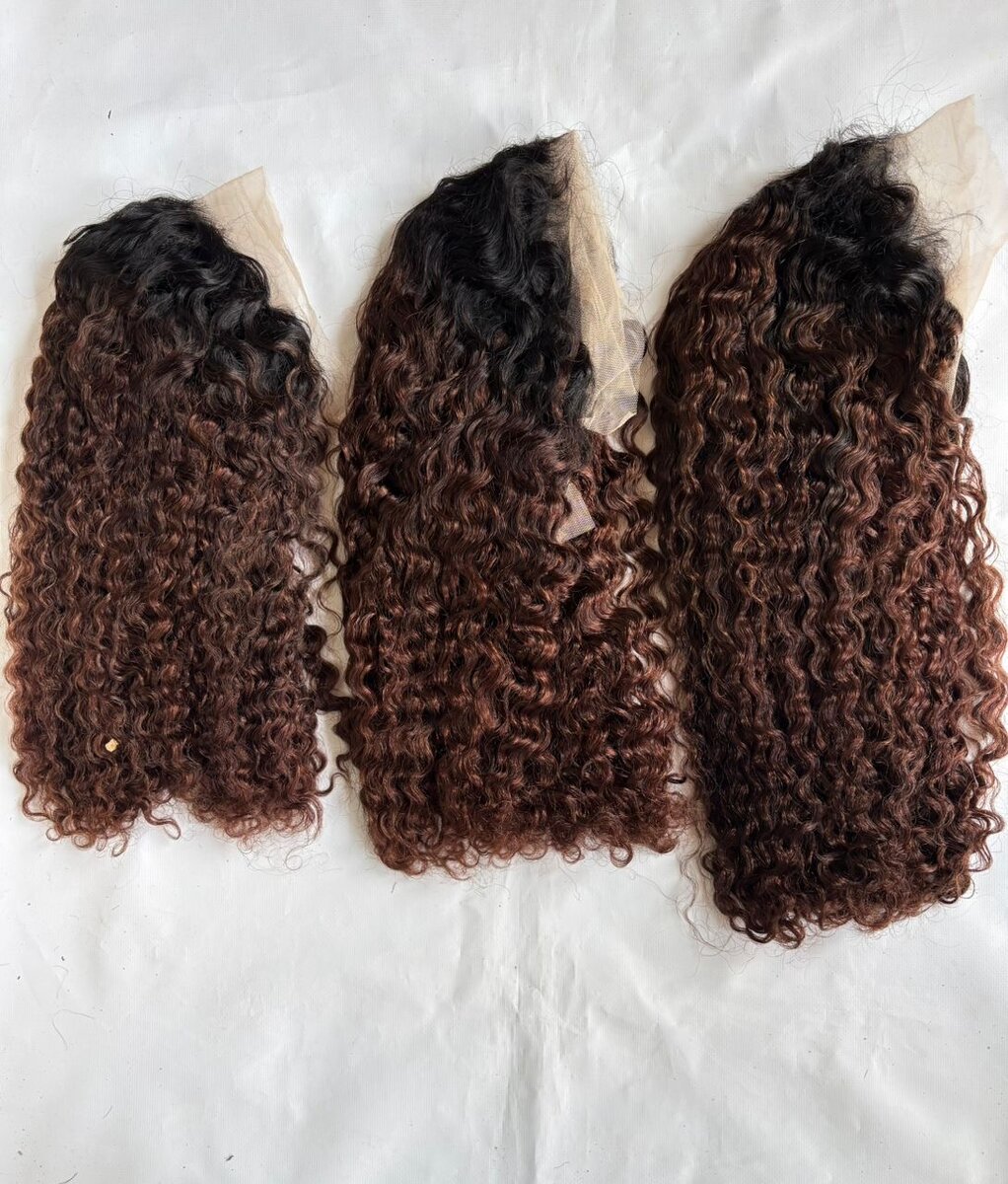 Perruques en dentelle bouclées