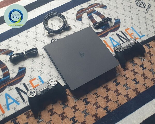 PS4 Slim propre jamais démonté